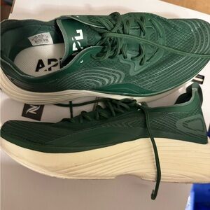 Like New APL Women’s Streamline Emerald Green Sneakers- size 8.5/ 39 eu